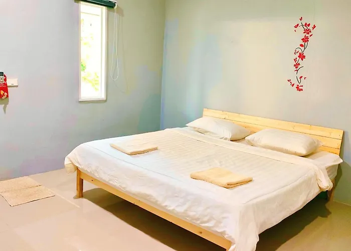 โรงแรม บ้านไม้หอมบูติค สวนผึ้ง 3*