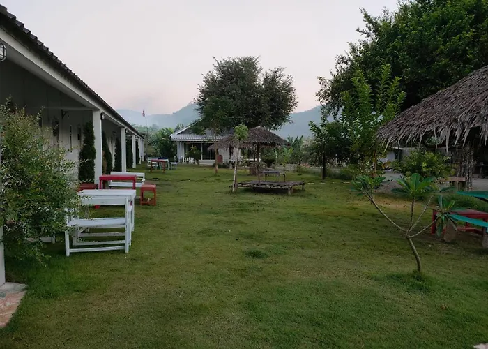 โรงแรม บ้านไม้หอมบูติค สวนผึ้ง 3*
